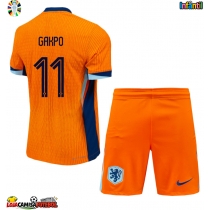 Camisa de Futebol Holanda Cody Gakpo #11 Equipamento Principal Infantil Europeu 2024 Manga Curta (+ Calças curtas)